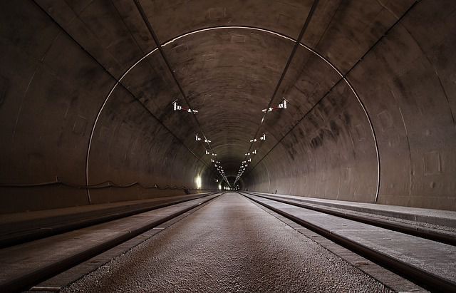 Sennik: tunel,  jechać tunelem,  być w tunelu