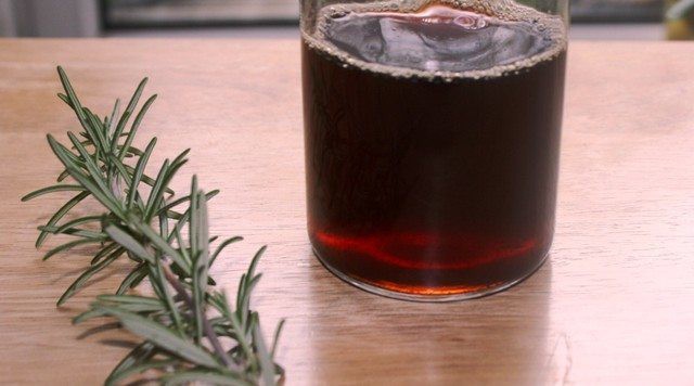 Domowa i naturalna wzmacniająca maska z pokrzywy i rozmarynu do włosów ciemnycg - DIY