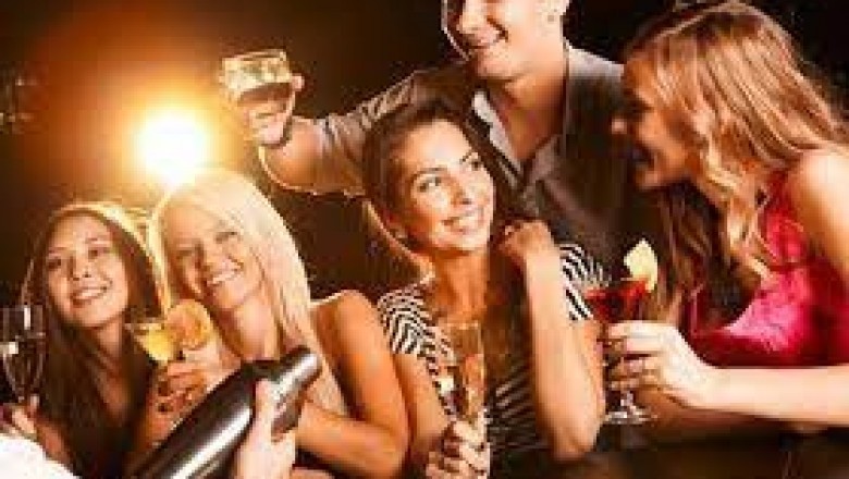Alkohol podnosi atrakcyjność ludzi.