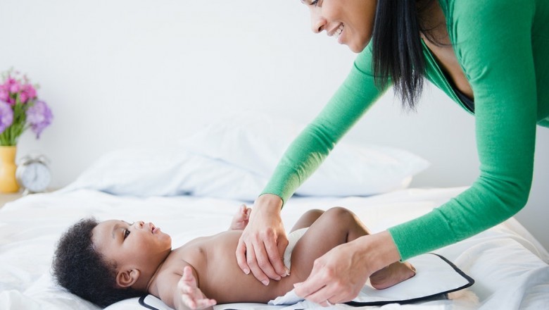 Dziecko robi kupę, która po chwili robi się zielona. Czy to oznaka choroby?