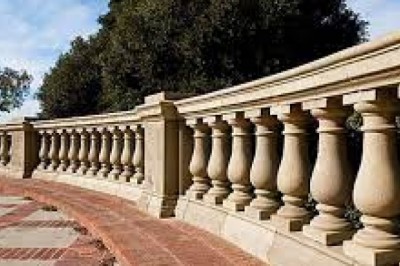 Sennik: balustrada, barierka balkonowa, opierać się o balustradę,