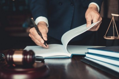 Jakie są stawki za usługi prawne? Czy prawnikowi można płacić w ratach? Czy z adwokatem można się targować?