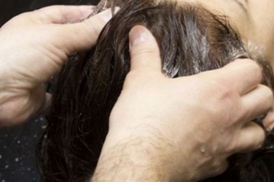 Co zrobić gdy włosy są oklapnięte? Jak podnieść oklapnięte włosy? Jak prostować włosy żeby nie były oklapnięte? Co zrobić żeby włosy po wysuszeniu były proste?