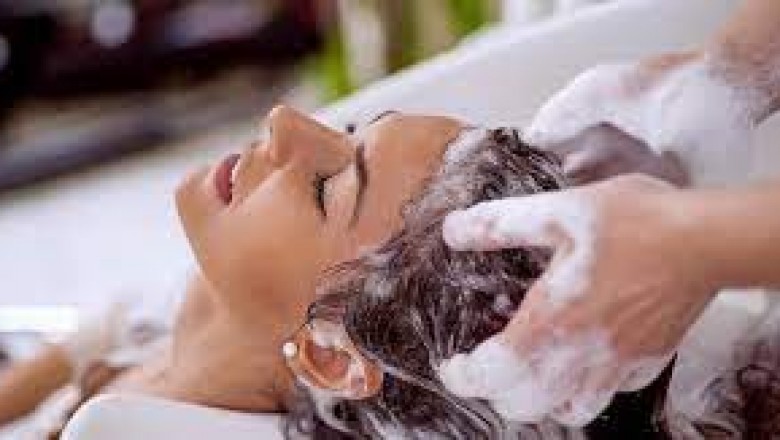 Jak poprawnie myć włosy? W jakiej kolejności myć włosy? Ile szamponu na jedno mycie? Co pierwsze szampon czy odżywka?