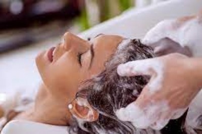 Jak poprawnie myć włosy? W jakiej kolejności myć włosy? Ile szamponu na jedno mycie? Co pierwsze szampon czy odżywka?