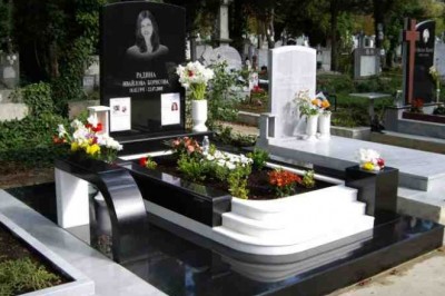 Jak usunąć żółte plamy z pomnika? Jak usunąć wosk z pomnika? Czym czyścić pomnik granitowy, marmurowy oraz z lastriko?