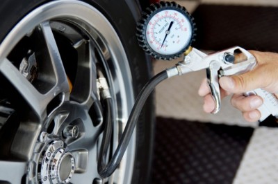 W jakiej pozycji najlepiej przechowywać opony? Jak powinny leżeć opony bez felg? Czy opony mogą być na dworze?