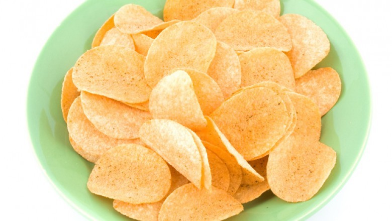 Czym grozi jedzenie chipsów? Dlaczego chipsy tuczą? Jakie chipsy są zdrowe?