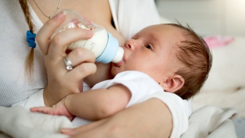 Jak trzymać dziecko w czasie karmienia butelką? Jak karmić butelką żeby dziecko się nie zakrztusiło?