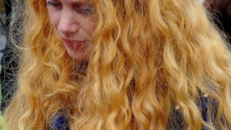 Pielęgnacja suchych włosów. Jak zregenerować suche i zniszczone włosy? Co mocno nawilża włosy?