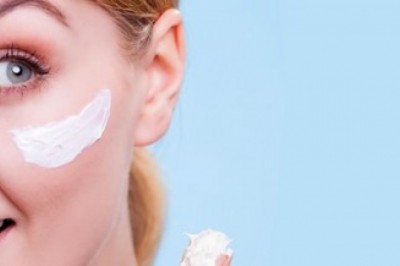 Co na suchą skóra u noworodka? Czym nawilżać suchą skórę niemowlaka? Czy noworodka trzeba smarować oliwką?