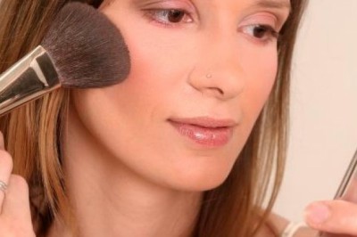 Muśnij policzki różem! Zalety różu i zasady jego stosowania