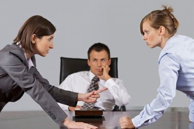 Konflikt z szefem – jak sobie poradzić. Jak rozładować konflikt w pracy?