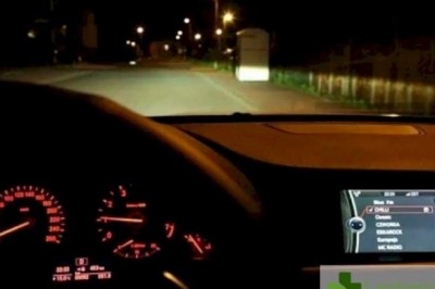 Jak jeździć we mgle? Na jakich światłach jeździć we mgle? Kiedy wlaczyć światła przeciwmgłowe?