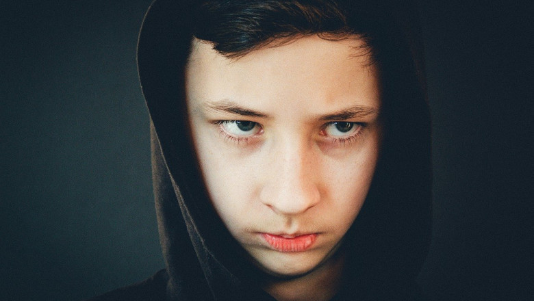 Jak ukryć wysokie czoło bez grzywki? Wysokie czoło fryzury damskie