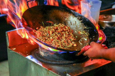 Jak wybrać i używać patelnię wok?