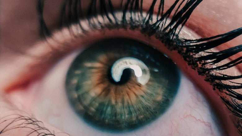 Jak optycznie powiększyć oczy makijażem?