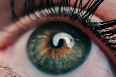 Jak optycznie powiększyć oczy makijażem?