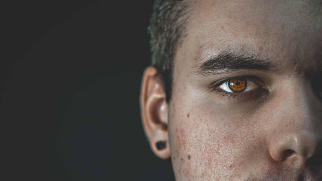 Jak na początku związku sprawdzić, czy nie ma się do czynienia z toksycznym mężczyzną, na przykład z socjopatą?