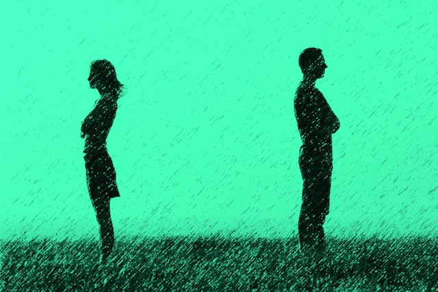 Mój facet ogólnie jest w porządku, ale czasami mnie bije.  Później przeprasza i jest bardzo miły...