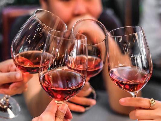 Pij wino - Wino chroni przed próchnicą i bólem gardła.