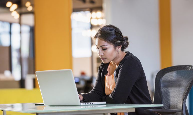 Jak zacząć grać na giełdzie oraz jak kupić swoje pierwsze akcje - krok po kroku.