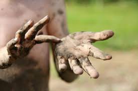 Sennik: Błoto,  być brudnym,  utkwić w błocie