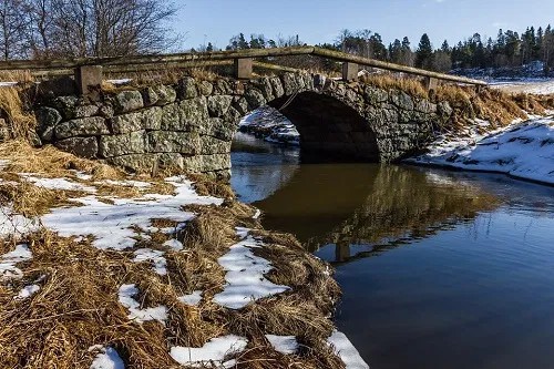 Sennik: rzeka, płynąc tratwą, przechodzic przez rzekę, prąd rzeki, przechodzić przez most