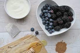 Jogurtowy domowy peeling do twarzy z czarnych borówek.