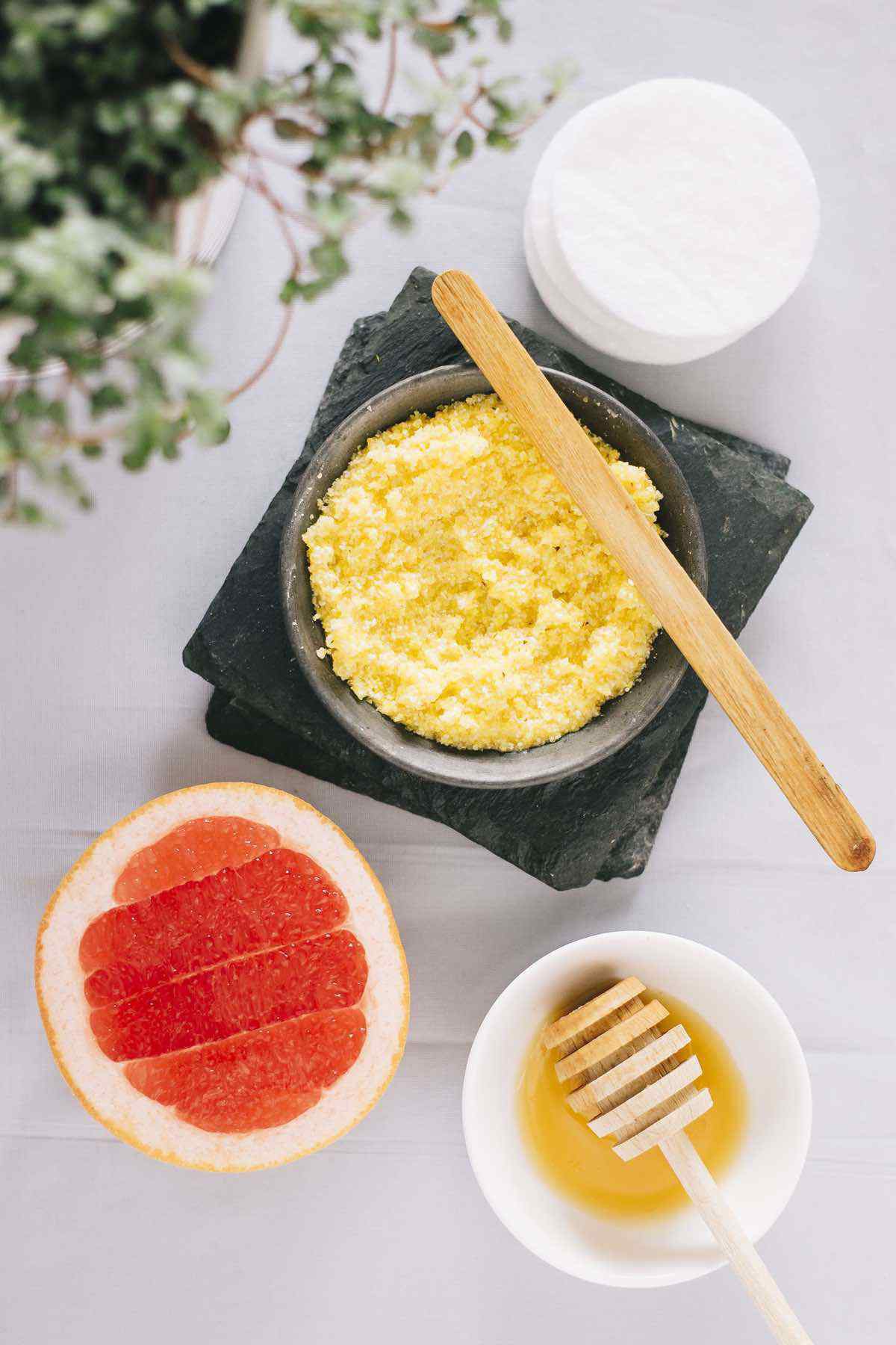 Domowa głęboko oczyszczająca maseczka z grejpfruta i drzewa herbacianego - DIY