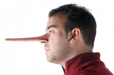 Po czym poznać, że człowiek kłamie? Jak zdemaskować kłamcę?