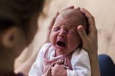 Jak rozpoznać rodzaj płaczu niemowlaka? Co może być przyczyną płaczu noworodka? Jak zrozumieć płacz dziecka? Co to znaczy że dziecko się zanosi?
