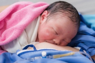 Jak sobie poradzić podczas kryzysu laktacyjnego? Czy przejściowo dokarmiać dziecko mieszanką?