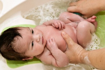 Pierwsze miesiące życia dziecka - jak kąpać noworodka?