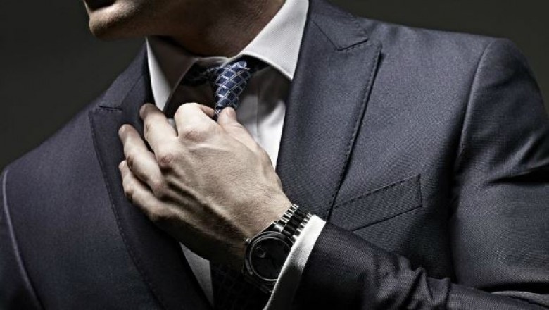 2 sposoby na szybkie zawiązanie krawata.