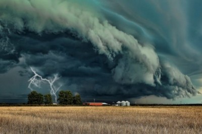 Jak zachować się, gdy burza zastanie nas na dworze, lesie bądź w górach.