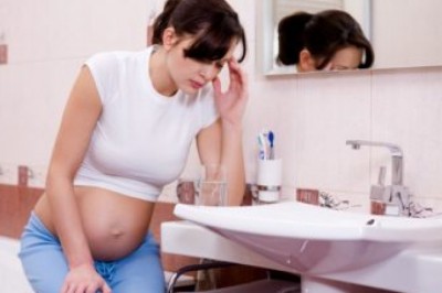 Co powoduje poranne nudności w ciąży i jak mogę z nimi walczyć?