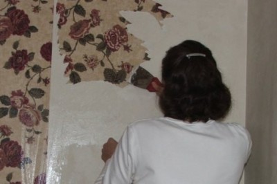 Czym najlepiej umyć tapetę? Jak odnowić tapety? Domowy środek do mycia tapet