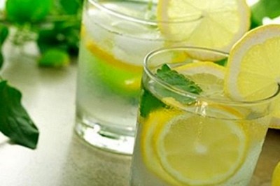 Jak zrobić elektrolity do picia? Jak zrobić domowy izotonik? Ile soli do izotonika? Domowy napój nawadniający?