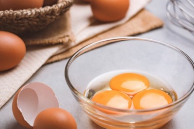 Jak długo gotować jajka? Jak gotować jajka na twardo żeby się dobrze obierały? Jak długo trzeba gotować jajka na twardo lub miękko?