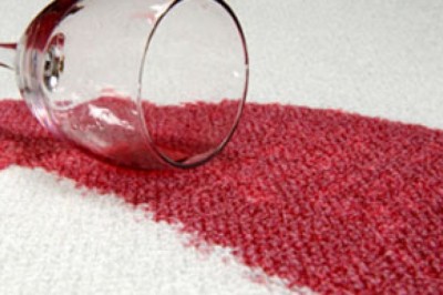 Jak domowym sposobem usunąć plamy po czerwonym winie? Jak usunąć plamy z wina z obrusu? Jak zmyć wino z białej ściany?