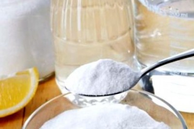 Jak zrobić odplamiacz w domu? Jak zrobić odplamiacz z sody? Czy soda oczyszczona niszczy ubrania?