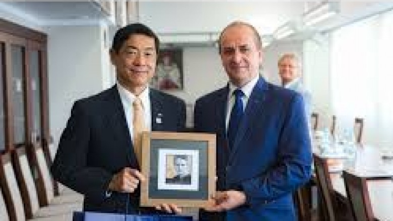 Sennik: ambasador, widzieć ambasadora, być ambasadorem.