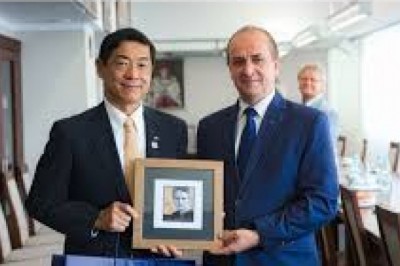 Sennik: ambasador, widzieć ambasadora, być ambasadorem.