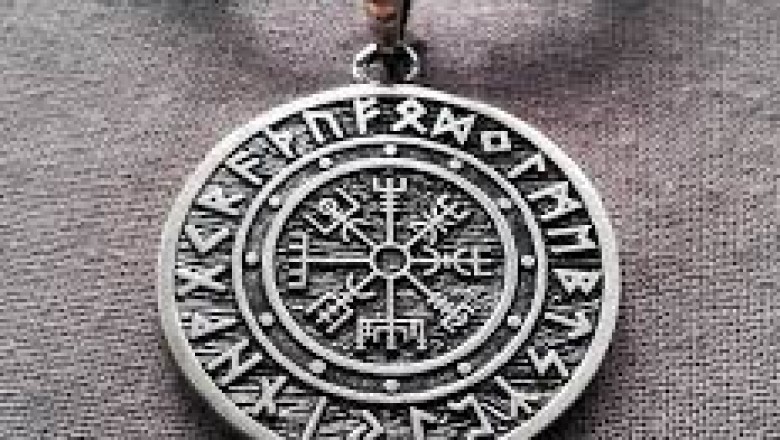 Sennik: amulet, zgubić amulet, nosić amulet,  widzieć amulet.