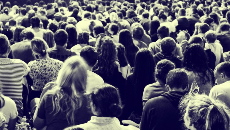 Sennik: być w tłumie ludzi, aglomeracja, tłum ludzi.