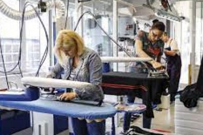 Czym zastąpić żelazko? Jak wyprasować koszulę bez prasowania? Co zamiast prasowania? Czy można prasować bez wody?