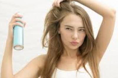 Jak zrobić w domu lakier do włosów? Jak usztywnić włosy bez lakieru? Co można użyć zamiast lakieru do włosów?