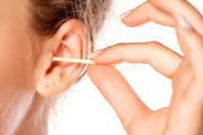 Jak pozbyć się woskowiny z ucha domowym sposobem? Co rozpuszcza woskowinę w uszach? Co zrobić żeby odetkać ucho?