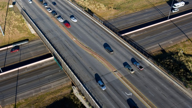 Sennik: autostrada, jechać autostradą, nierówna powierzchnia autostrady, sen o autostradzie.